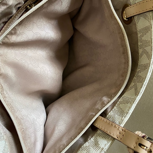 Michael Kors Jet Set Tote - Picture 5 of 8